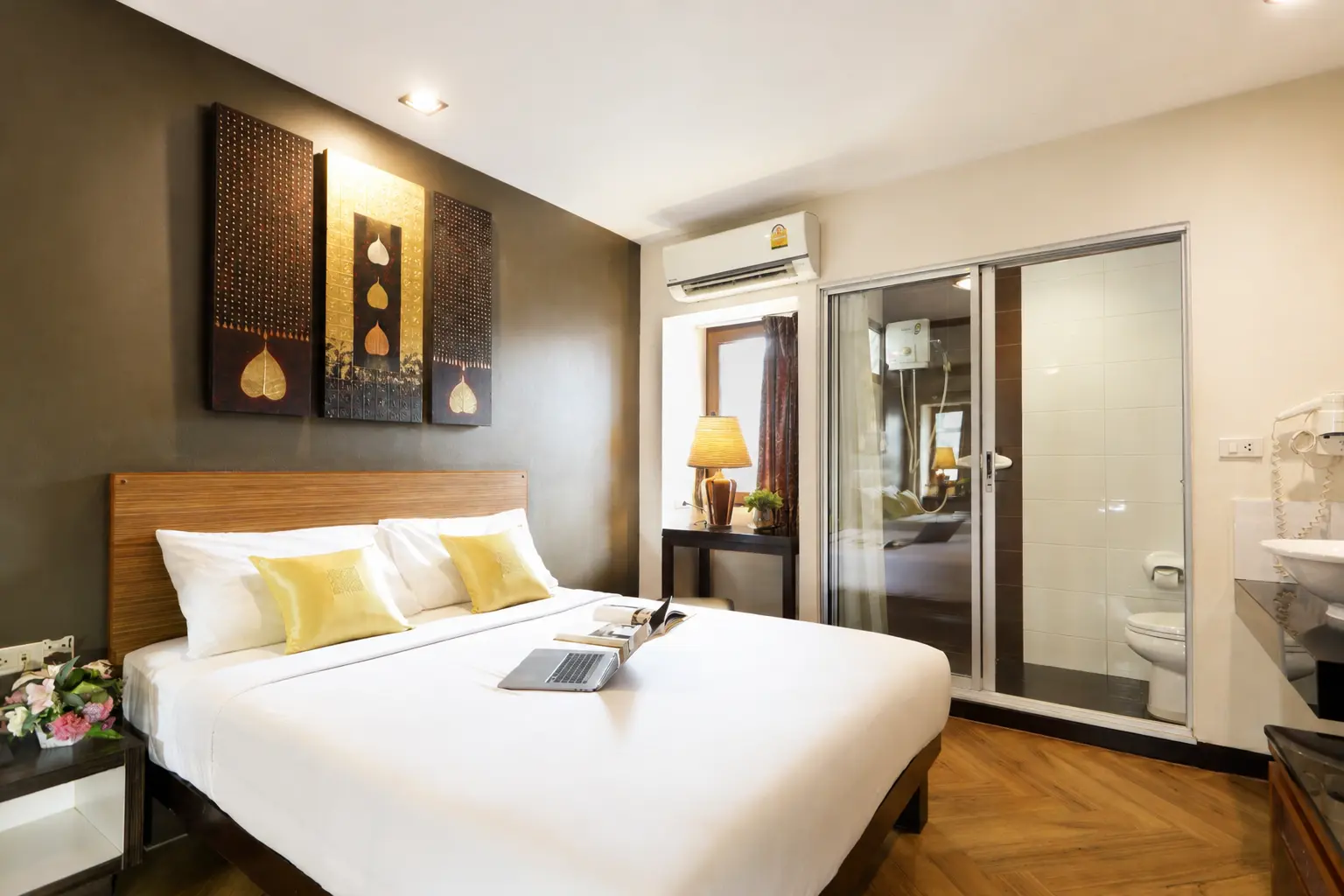 Bright Deluxe Double room at Sleep Withinn on Rambuttri Road