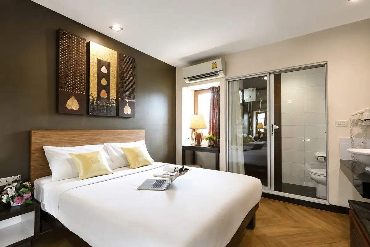Bright Deluxe Double room at Sleep Withinn on Rambuttri Road